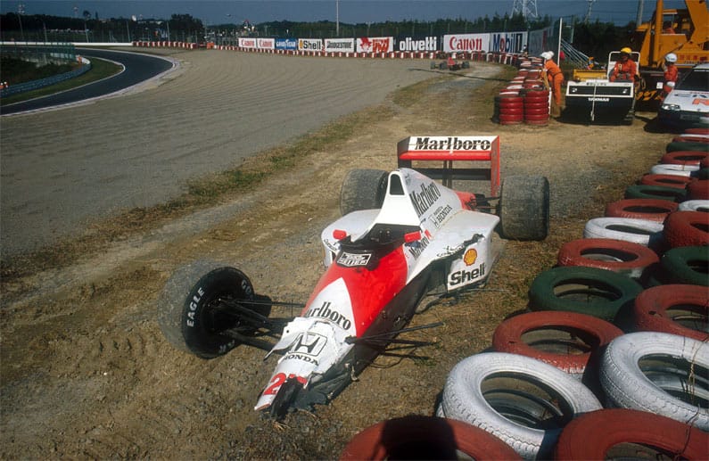 Obwohl die beiden Streithähne nun getrennt sind, geraten sie 1990 wieder beim Großen Preis von Japan aneinander. Senna drängt Prost in der ersten Kurve nach dem Start ab und beide scheiden aus. Prost kann deshalb den Rückstand auf Senna nicht mehr aufholen und hat das Nachsehen in der Fahrer-WM.