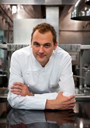 Das Restaurant mit drei Michelin-Sternen wird seit 2006 vom Schweizer Küchenchef Daniel Humm geleitet.