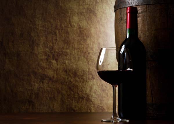 Rote Trauben produzieren sogenannte Gerbstoffe wie beispielsweise Tannine, die den Rotwein dunkel färben. Bei einem "Degustations-Experiment" versah Hatt günstigen Wein laut "Welt" mit einer rotbraunen Flüssigkeit – ein Tannin mit fünf Gallussäuremotiven.