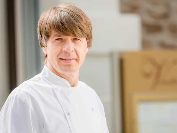 Küchechef Joachim Wissler zählt zu Deutschlands besten Köchen, verfügt das Lokal doch über drei Michelin-Sterne.
