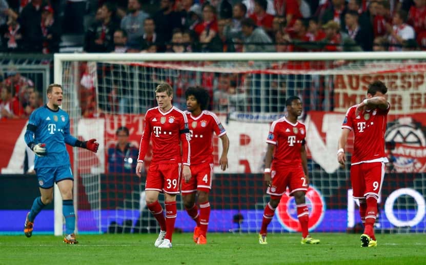 Die Spieler des FC Bayern sind von dem Doppelpack der Galaktischen sichtlich geschockt. Im Spiel nach vorne läuft nach den beiden Gegentreffern überhaupt nichts mehr zusammen.