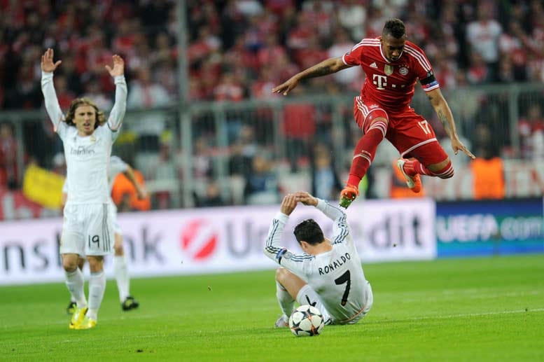 Bayern Münchens Traum von der Triple-Verteidigung ist damit bereits nach 34. Spielminuten so gut wie geplatzt. Die Bayern spielen im zweiten Abschnitt zwar wieder mutiger nach vorne, die gegnerische Verteidigung bringen sie dabei aber kaum in Verlegenheit. Im Gegenteil: In der Schlussphase schraubt Real Madrid das Ergebnis durch Ronaldos zweiten Treffer (90.) noch auf 4:0. Bayern Münchens Traum von der Triple-Verteidigung ist damit bereits nach 34. Spielminuten so gut wie geplatzt. Die Bayern spielen im zweiten Abschnitt zwar wieder mutiger nach vorne, die gegnerische Verteidigung bringen sie dabei aber kaum in Verlegenheit. Im Gegenteil: In der Schlussphase schraubt Real Madrid das Ergebnis durch Ronaldos zweiten Treffer (90.) noch auf 4:0.