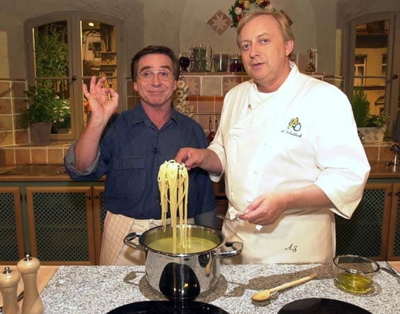 Der Koch konnte in seiner langen Karriere nicht nur Promis wie Elmar Wepper, sondern auch Gastro-Kritiker von seinen Kochkünsten überzeugen. 1983 erhielt er für die Arbeit in seinem Restaurant Kurhausstüberl einen Michelin-Stern verliehen.
