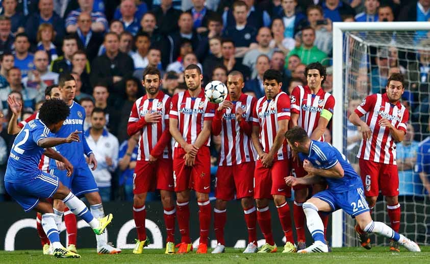 Die erste Torchance des FC Chelsea vergibt Willian per Freistoß. Der Brasilianer hebt den Ball aus 18 Metern mit rechts über die Mauer - und auch knapp über das Tor der Spanier.