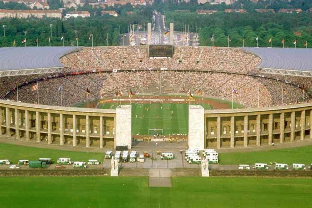 Bis 1985 wanderte das Pokalfinale durch die Stadien. Hannover, Gelsenkirchen, Köln, Stuttgart, um nur einige Städte zu nennen. Dann bekam Berlin ab 1985 den dauerhaften Zuschlag. Seinerzeit sahen dies in Berlin nicht wenige als schwaches Trostpflaster, da West-Berlin kein Spielort der EM 1988 geworden war. Inzwischen ist "das deutsche Wembley" längst ein Riesenreignis. Unlängst wurde festgelegt, dass das Finale bis 2020 in der Hauptstadt bleibt.