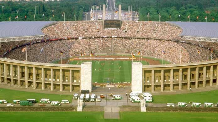 Bis 1985 wanderte das Pokalfinale durch die Stadien. Hannover, Gelsenkirchen, Köln, Stuttgart, um nur einige Städte zu nennen. Dann bekam Berlin ab 1985 den dauerhaften Zuschlag. Seinerzeit sahen dies in Berlin nicht wenige als schwaches Trostpflaster, da West-Berlin kein Spielort der EM 1988 geworden war. Inzwischen ist "das deutsche Wembley" längst ein Riesenreignis. Unlängst wurde festgelegt, dass das Finale bis 2020 in der Hauptstadt bleibt.