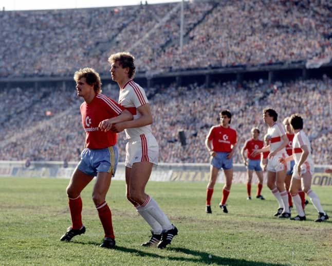 1985/86: FC Bayern München - VfB Stuttgart 5:2 Ein Jahr später machen es die Bayern besser. Gegen den VfB trifft Roland Wohlfarth (li., gegen Guido Buchwald) gleich drei Mal. Da fällt auch der verschossene Foulelfmeter von Lothar Matthäus nicht allzu sehr ins Gewicht.