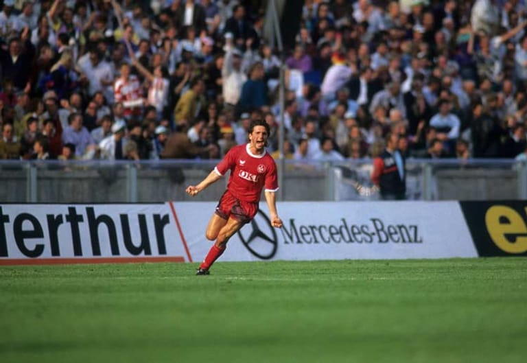 1989/90: 1. FC Kaiserslautern - Werder Bremen 3:2 Es ist das erste Pokalfinale nach dem Mauerfall. An jenem Tag hatten die Achtelfinals des Wettbewerbs stattgefunden. Im Endspiel führt der FCK durch zwei Tore von Bruno Labbadia (im Bild) und eines von Stefan Kuntz zur Pause 3:0. Werder kann nur noch auf 2:3 verkürzen.