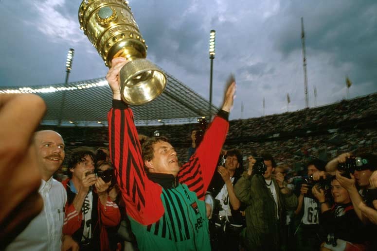 1990/91: Werder Bremen - 1. FC Köln 1:1 n.V., 4:3 i.E. Im dritten Anlauf nacheinander klappt es für das Team von Trainer Otto Rehhagel. Es ist das erste Endspiel in Berlin, das im Elfmeterschießen entschieden wird. Den entscheidenden Elfer verwandelt Uli Borowka.