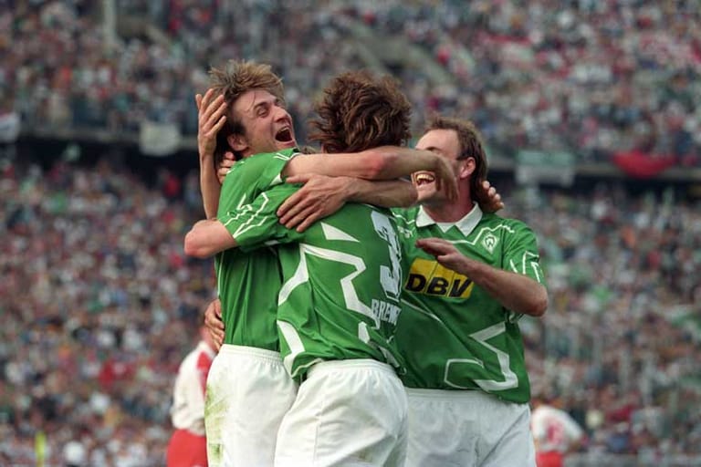 1993/94: Werder Bremen - Rot-Weiss Essen 3:1 Werder wird seiner Favoritenrolle gerecht. Allerdings darf Zweitliga-Absteiger RWE nach dem Anschlusstreffer von Daouda Bangoura bis zur 88. Minute auf die Sensation hoffen. Erst dann macht Wynton Rufer mit einem Handelfmeter alles klar.