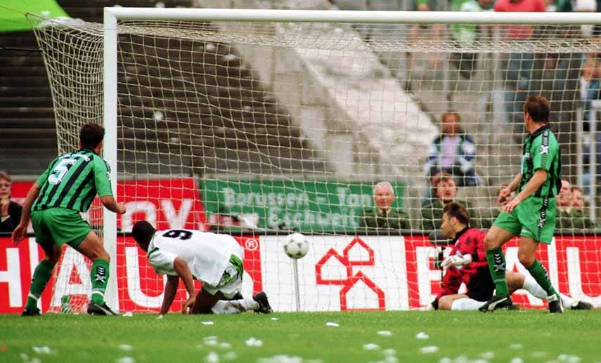 1994/95 Borussia Mönchengladbach - VfL Wolfsburg 3:0 Gladbach macht mit dem Zweitligisten kurzen Prozess. Hier macht Martin Dahlin (Nr. 9) das Führungstor, Stefan Effenberg und Heiko Herrlich legen nach.