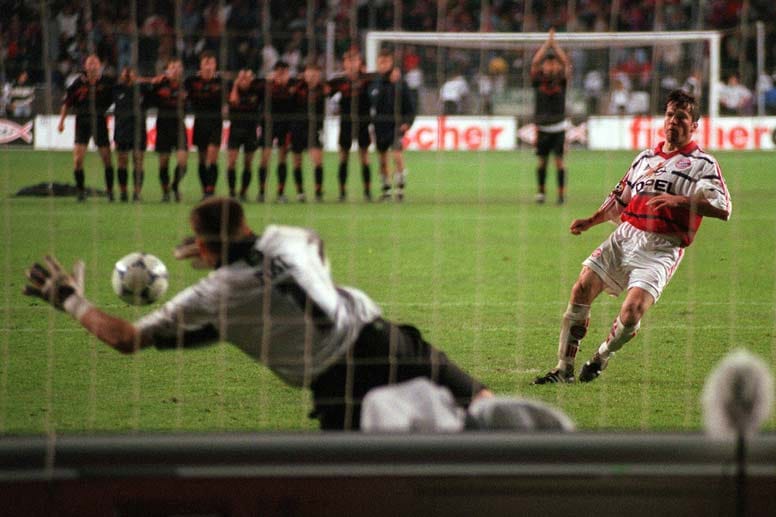 1998/99: Werder Bremen - FC Bayern München 1:1, 5:4 i.E. Es ist der ganz große Abend des Frank Rost. Der Bremer Torwart verwandelt den einen Elfer, geht zurück ins Tor und hält den Ball von Lothar Matthäus - Bremen ist Pokalsieger.