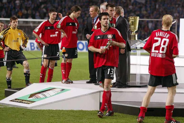 2001/02: FC Schalke 04 - Bayer Leverkusen 4:2 Wieder nur Zweiter. Bayer (hier Michael Ballack nach dem Spiel) verpasst innerhalb weniger Wochen die Meisterschaft, den Pokal (nach 1:0-Führung) und den Titel in der Champions League.