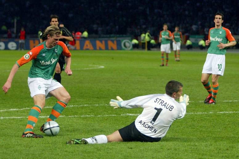 2003/04: Werder Bremen - Alemannia Aachen 3:2 Erneut verlangt ein Underdog dem Favoriten alles ab. Doch das 3:1 des Doppel-Torschützen Tim Borowski (im Bild) sorgt für die Entscheidung. Eric Meijer kann in der Schlussminute für den Zweitligisten nur noch verkürzen.