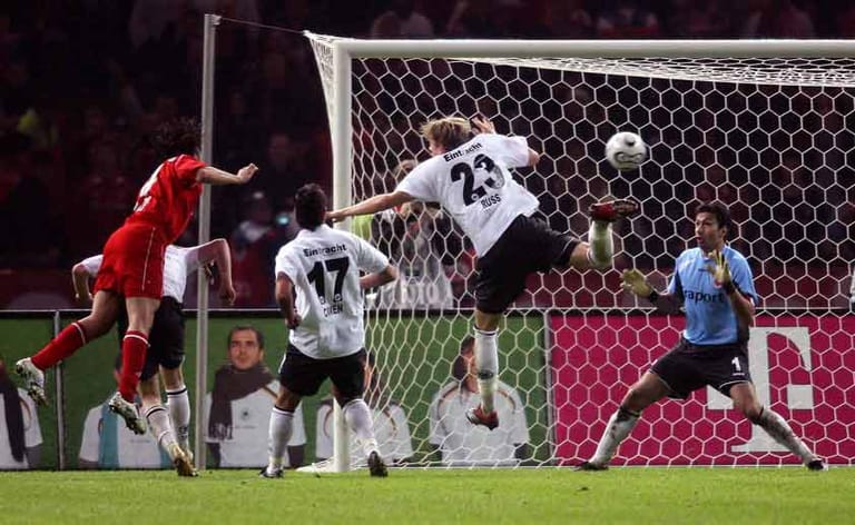 2005/06: FC Bayern München - Eintracht Frankfurt 1:0 Ein eher laues Finale entscheidet Claudio Pizarro per Kopf in der 59. Minute.