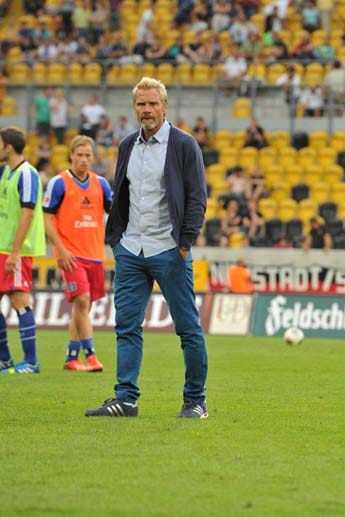 Trainer ist zu diesem Zeitpunkt noch Thorsten Fink, dem aber von Anfang an ordentlich Gegenwind ins Gesicht bläst.