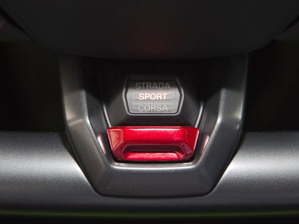 "Anima“ nennt Lamborghini seinen Fahrerlebnisschalter, der unten im Lenkrad auf die Befehle des Piloten wartet. Drei Alternativen schimmern auf Knopfdruck rötlich: "Strada" (Straße), "Corsa" (Rennstrecke) und "Sport". In den Stufen "Corsa" und "Sport" kennt der Huracan auch akustisch kein Halten mehr.