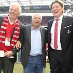 ...strahlen Präsident Werner Spinner, FC-Legende Hans Schäfer und Vize-Präsident Tony Schumacher um die Wette. Während des Spiels...