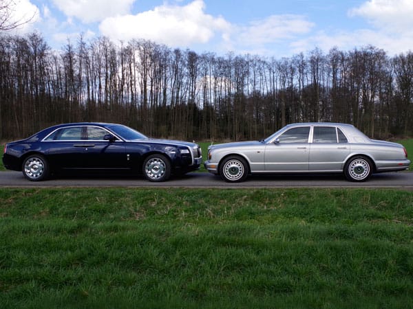 15 Jahre nach dem Debüt des legendären Rolls-Royce Silver Seraph (im Bild rechts) wird es Zeit für eine Begegnung mit seinem legitimen Nachfolger, dem Rolls-Royce Ghost.
