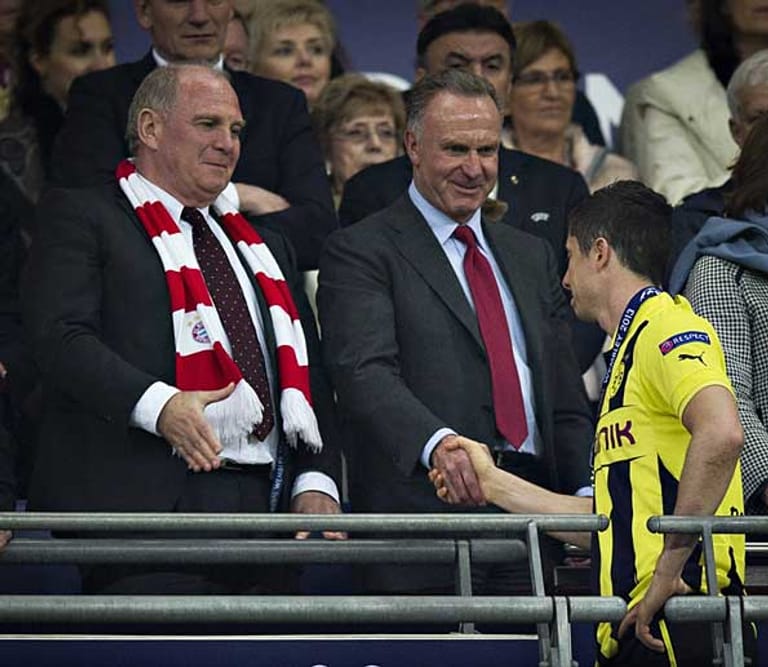Seit Sommer 2014 braucht Robert Lewandowski keine Scheu mehr zu haben, Karl-Heinz Rummenigge und Uli Hoeneß die Hand zu drücken. Nach dem Champions-League-Finale von Wembley, das Lewandowskis Dortmunder gegen den FC Bayern knapp verloren, war noch nicht ganz klar, wann und wie der zähe Transfer des Weltklassestürmers zugunsten der Münchner über die Bühne geht. Einig waren sich die Herren da vermutlich schon.