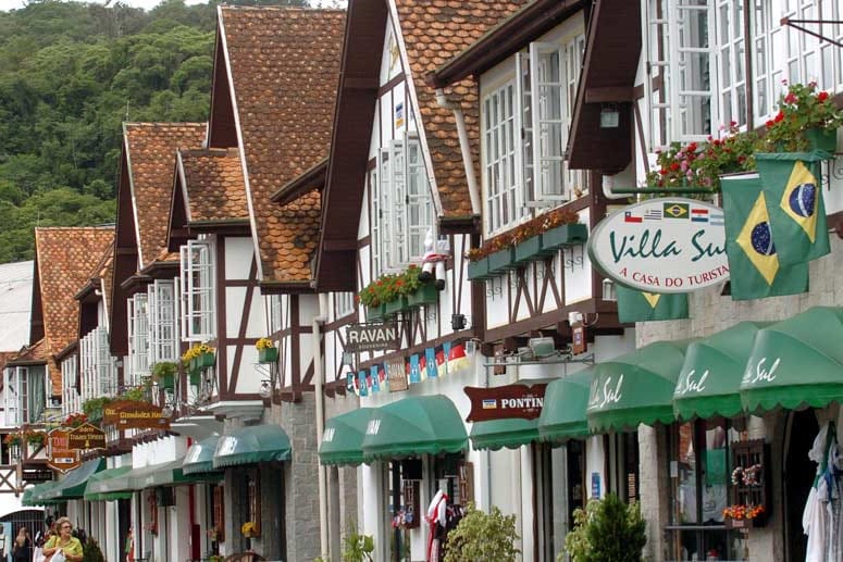 Nach deutschem Vorbild erbaute Fachwerkhäuser stehen auf dem Oktoberfest-Gelände im brasilianischen Ort Blumenau im Bundesstaat Santa Catarina. Blumenau ist die wohl bekannteste Siedlung, die deutsche Immigranten in Brasilien gegen 1850 am Rio Itajai gründeten.