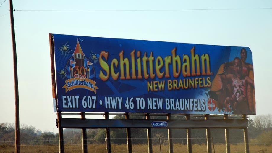 Ein Werbeschild für die "Schlitterbahn", die Hauptattraktion im Vergnügungspark im texanischen New Braunfels.