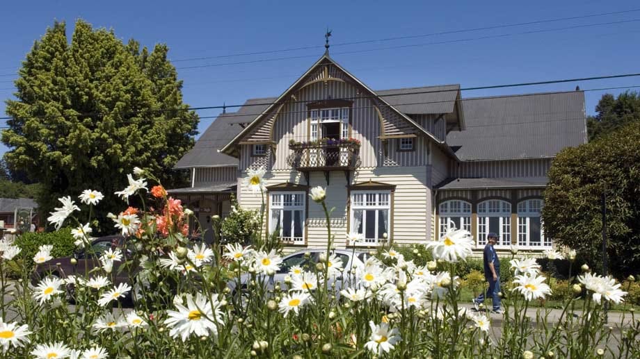 Typisches Holzhaus im deutschen Stil in Frutillar in Chile.