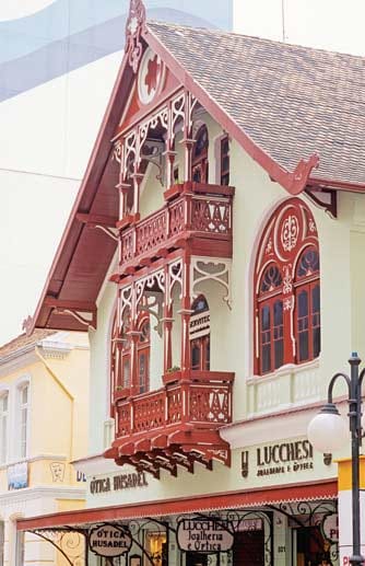 Ein typisches Kolonialgebäude der deutschen Einwandererarchitektur ist das historische Haus der Familie Husadel in Blumenau, Brasilien.