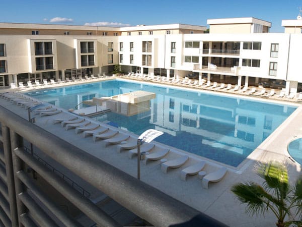 Zentrum des Hotels ist ein großer Pool, um den sich die Hotelzimmer hufeisenförmig anordnen.