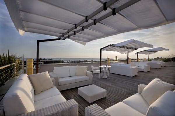 Die stylische Dachterrasse bietet einen tollen Blick auf Viareggio und die "Bucht der Dichter". Hier werden erstklassige Cocktails und in den Sommermonaten Livemusik serviert.