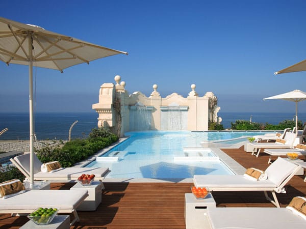 Das Hotel bietet ein atemberaubendes Panorama-Schwimmbad.