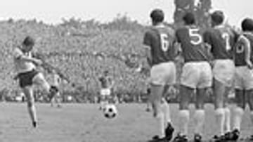 Der erste große Abstiegsdrama der damals noch jungen Bundesliga entwickelt sich in der Saison 1969/69 zwischen Borussia Dortmund und dem amtierenden Meister 1. FC Nürnberg. Der Club verliert am letzten Spieltag beim 1. FC Köln mit 3:0 und steigt ab. Der BVB (im Bild ein Freistoß von Lothar Emmerich) rettet sich mit 3:0 über Kickers Offenbach.