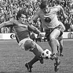 In der Saison 1973/74 kommt es zum Showdown zwischen Fortuna Köln und dem Wuppertaler SV. Mit seinem einzigen Bundesliga-Treffer sichert Dieter Lömm (li., hier im Spiel gegen Eintracht Braunschweig) in der 82. Minute gegen den VfB Stuttgart die Erstklassigkeit von Wuppertal, er traf zum 2:2-Endstand. Köln verliert in Offenbach mit 0:4 und muss runter.