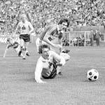 Hertha BSC tritt am 34. Spieltag der Saison 1979/80 gegen den VfB Stuttgart an und braucht einen hohen Sieg um auf den Klassenerhalt hoffen zu können. Tatsächlich unterliegt Konkurrent Bayer Uerdingen mit 0:1 beim 1. FC Köln, doch die Hauptstädter siegen nur mit 4:2. Am Ende fehlen zwei Treffer, die Berliner müssen absteigen.