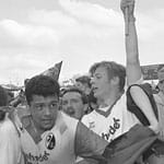 Rodolfo Esteban Cardoso (im Bild) heißt einer der Helden des SC Freiburg in der Saison 1993/94. Der Aufsteiger benötigt allerdings dringend einen Sieg am letzten Spieltag. Tatsächlich gewinnt der Sportclub beim MSV Duisburg mit 2:0. Leidtragender ist mal wieder 1. FC Nürnberg, der mit 1:4 bei Borussia Dortmund verliert und absteigt.