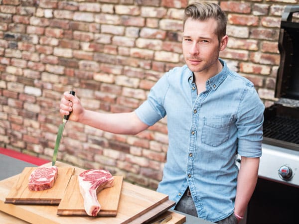 Nils Jorra aus dem Team des Premium-Anbieters Otto-Gourmet freut sich darauf, zwei Luxus-Steaks zu grillen.