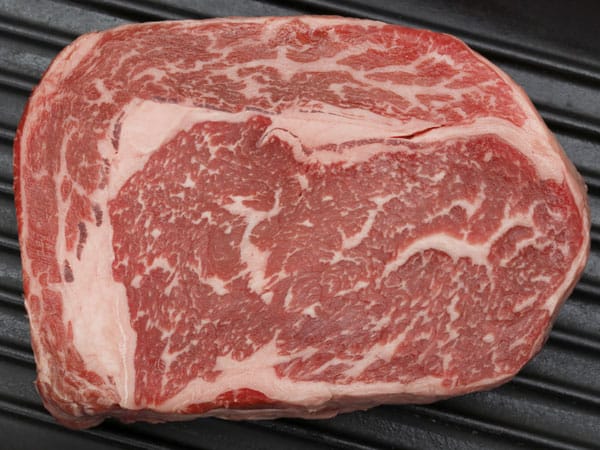 So sieht ein Wagyu-Steak aus der Nähe aus: Die feine Maserung wird durch das Verwöhnen des Rindes erreicht, mitunter durch Massage und Bier. Das Fett macht das Fleisch enorm zart.