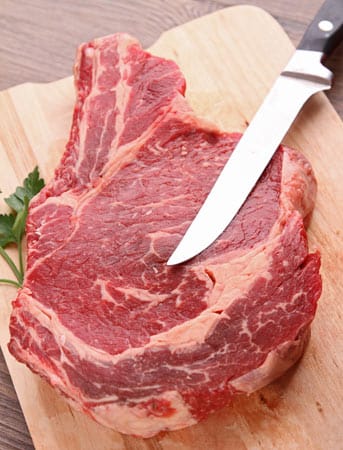 Hier ein rohes Ribeye-Steak. Solche Stücke können locker über ein Kilogramm schwer werden.
