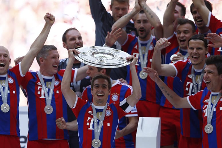 Top: Was kommt nach einer Saison der Superlative? Noch mehr davon, na klar. Der FC Bayern München bricht unter dem neuen Trainer Pep Guardiola seine eigenen Fabelwerte. Schon am 27. Spieltag machen die Rot-Weißen dieses Mal den Titel klar und werden neuerlich frühester Meister aller Zeiten. Saisonübergreifend 53 Spiele in Folge ungeschlagen, die ersten 28 Saisonspiele nicht besiegt, 46 Auswärtstore - ebenfalls Bestmarken der Super-Bayern.