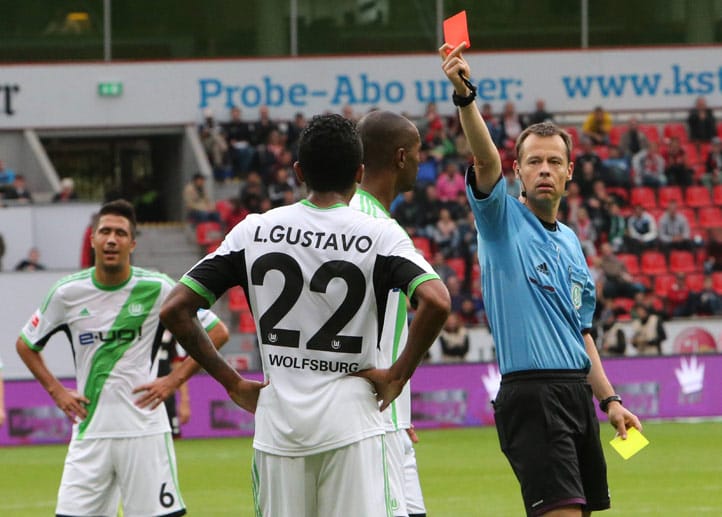 Flop: Zu Saisonbeginn fällt Luiz Gustavo, als Triple-Sieger zum VfL Wolfsburg gekommen, vor allem dadurch auf, dass er ausfällt. Im zweiten Spiel für die Wölfe sieht er Gelb-Rot und muss aussetzen. Bei seiner Rückkehr auf den Platz ereilt ihn das gleiche Schicksal: Ampelkarte, vorzeitig Duschen, Sperre. Immerhin zeigt er fortan eine gute Leistung, handelt sich aber am 31. Spieltag ein weiteres Mal Gelb-Rot ein. Mit insgesamt acht Platzverweisen ist Wolfsburg in dieser Statistik auch Liga-Spitze.