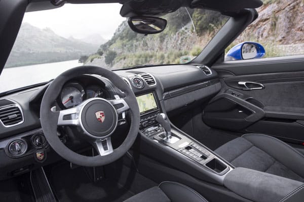 So präsentiert sich das Cockpit im Porsche Boxster GTS.
