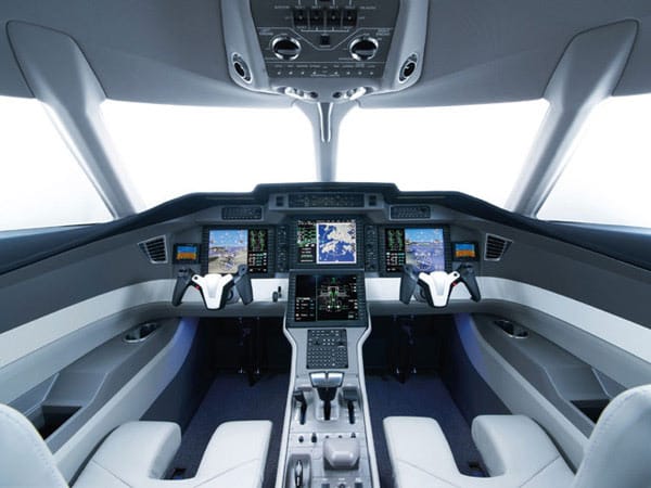 Geflogen werden kann der Jet übrigens von einer Person. Das Cockpit mutet fast schon etwas futuristisch an. Geflogen werden kann der Jet übrigens von einer Person. Das Cockpit mutet fast schon etwas futuristisch an.