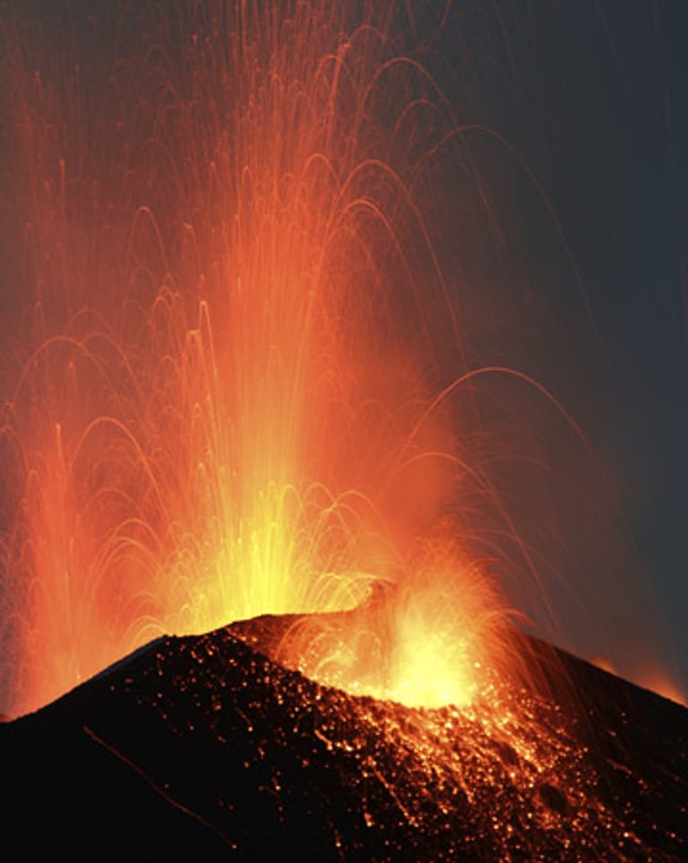Die Ostküste Siziliens dominiert der höchste und aktivste Vulkan Europas. Immer wieder kommt es am Ätna zu spektakulären Ausbrüchen.