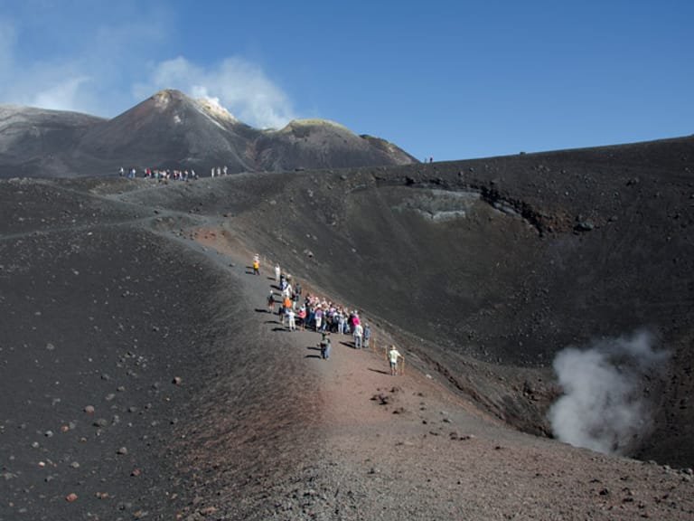 Wanderer können die faszinierende Welt der Vulkane auf einer Wanderung am Ätna erkunden.
