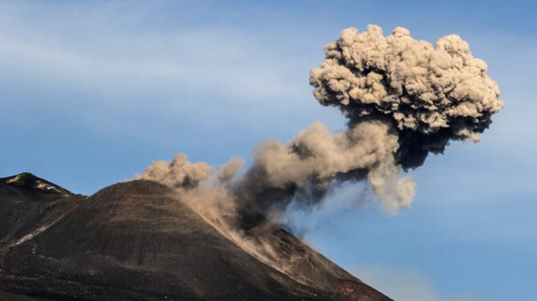 Obwohl Vulkanologen mit empfindlichen Seismometern jedes Grummeln und Räuspern des Berges messen, bleibt der Ätna unberechenbar.