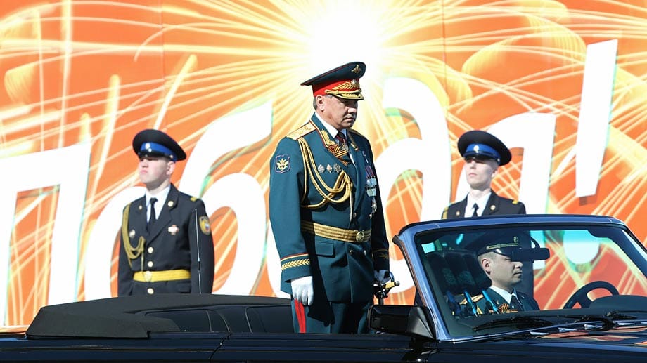 Abgenommen wird die Parade von Verteidigungsminister Sergej Schoigu im Beisein von Putin und Ministerpräsident Dmitri Medwedew.