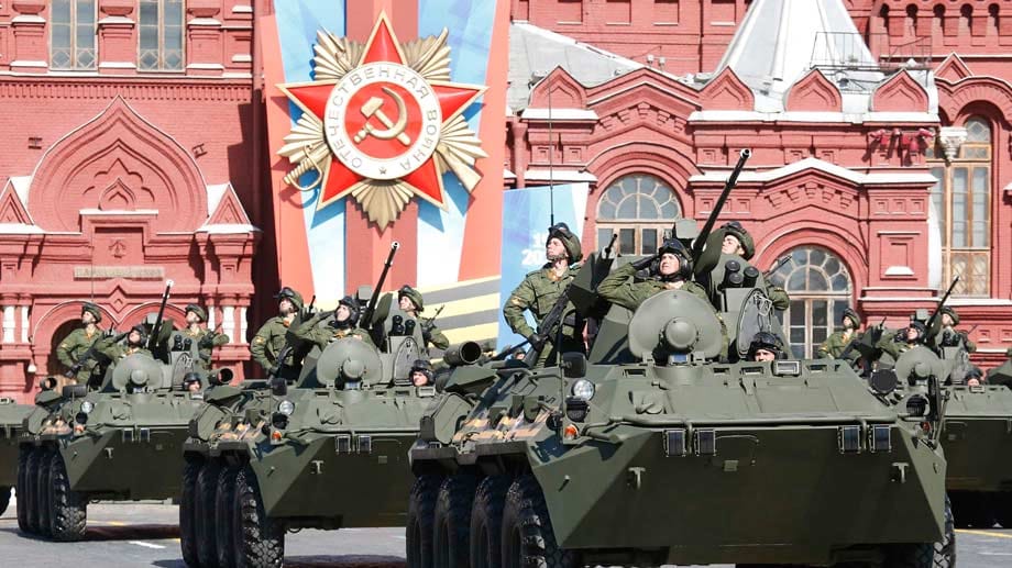 Der Kreml lässt 11.000 Soldaten aufmarschieren, rund 70 Kampfflugzeuge überfliegen die Hauptstadt, 150 Einheiten schwerer Militärtechnik defilieren an der Staatsführung vorbei.