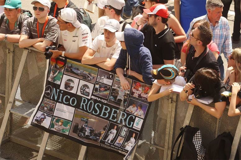 Tag 1: Beim Großen Preis von Spanien warten die Fans von Nico Rosberg bereits auf ihren Helden.
