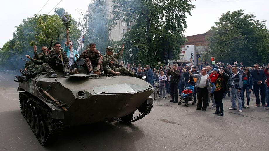 In der ostukrainischen Stadt Slowjansk, einer Hochburg der pro-russischen Seperatisten, wurde auch gefeiert - aber in deutlich kleinerem Maßstab.
