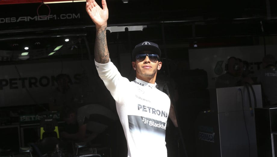 Die Bestzeit im ersten Training sichert sich Silberpfeil-Pilot Lewis Hamilton.